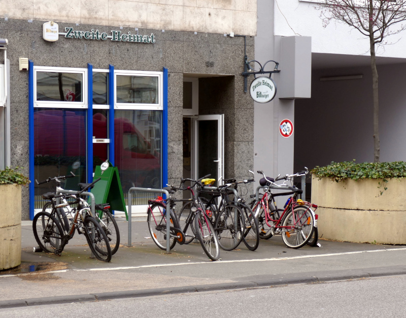 Bahnhofsplatz - vor der Zweiten Heimat